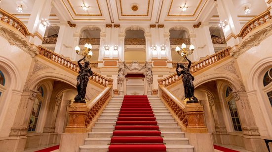 A escadaria no saguão de entrada do Theatro Municipal - Divulgação/Rafael Salvador