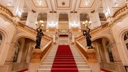 A escadaria no saguão de entrada do Theatro Municipal - Divulgação/Rafael Salvador