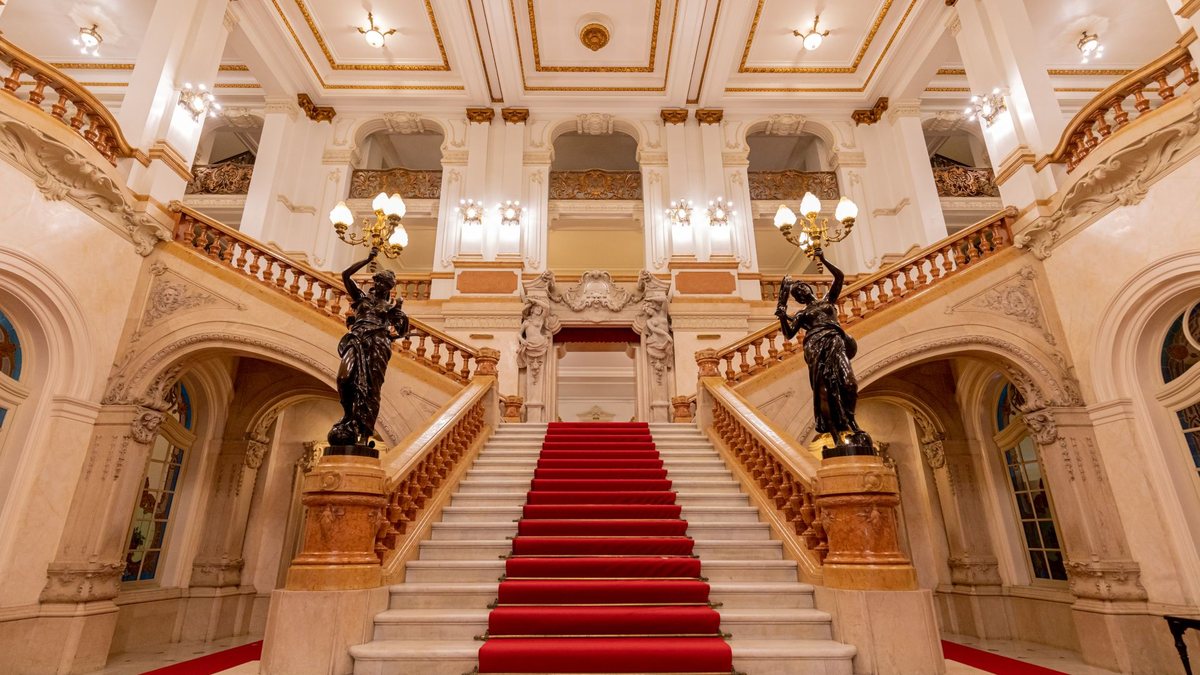 A escadaria no saguão de entrada do Theatro Municipal - Divulgação/Rafael Salvador