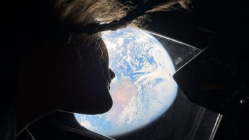 A astronauta Christina Koch avisa a Terra da Artemis II - Divulgação NASA