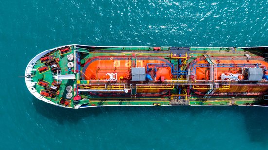 Navios petroleiros estão impedidos de transitar pelo Estreito de Ormuz - Envato