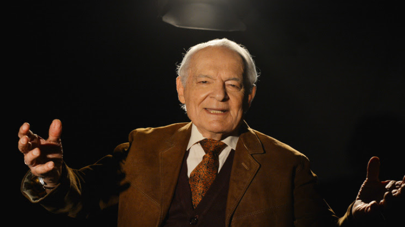 A peça, com texto e direção de Flávio Marinho, é um mergulho profundo na vida do próprio ator - Bete Niemeyer