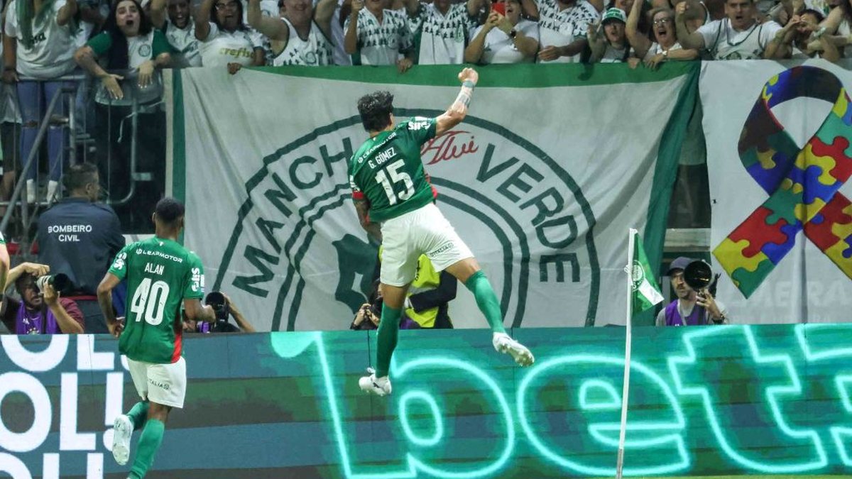Gustavo Gomez, do Palmeiras, comemora gol marcado sobre o Athletico-PR - Jefferson Aguiar/Pera Photo Press/Estadão Conteúdo
