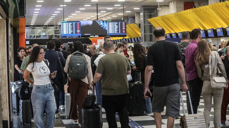 Passageiros no aeroporto de Congonhas aguardam informações de voos atrasados por causa de pane - Renato S. Cerqueira/Ato Press/Estadão Conteúdo