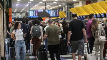 Passageiros no aeroporto de Congonhas aguardam informações de voos atrasados por causa de pane - Renato S. Cerqueira/Ato Press/Estadão Conteúdo
