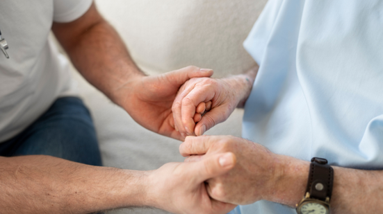 A comunidade médica adota uma postura de extrema cautela, apontando que benefícios reais da cannabis para o Parkinson ainda carecem de comprovação científica robusta - Freepik