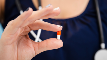 O medicamento possui potenciais efeitos colaterais gastrointestinais comuns, como náusea, constipação, diarreia e vômitos - Freepik