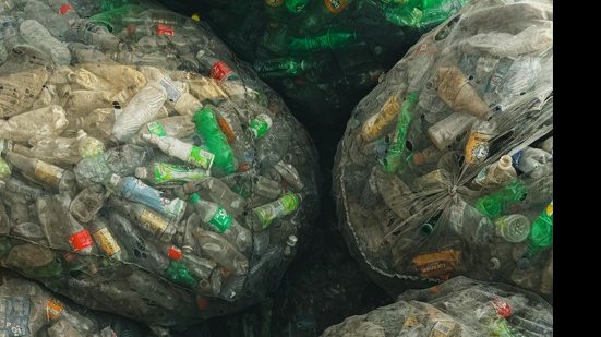 Mais de 30% de material de plástico destinado à reciclagem termina nos aterros - Envato