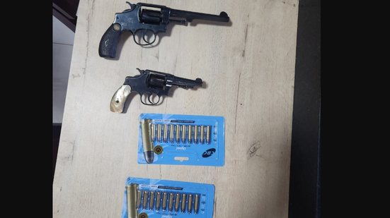 Suspeito foi detido por posse ilegal de arma durante operação policial - Reprodução/Polícia Civil de GO