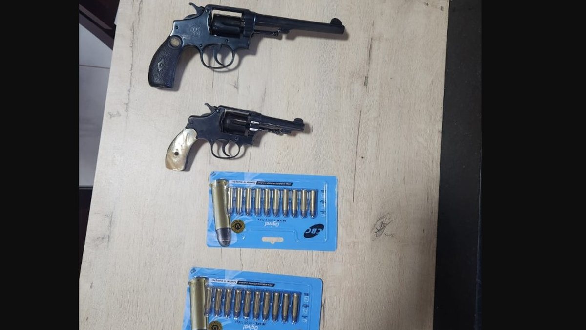 Suspeito foi detido por posse ilegal de arma durante operação policial - Reprodução/Polícia Civil de GO