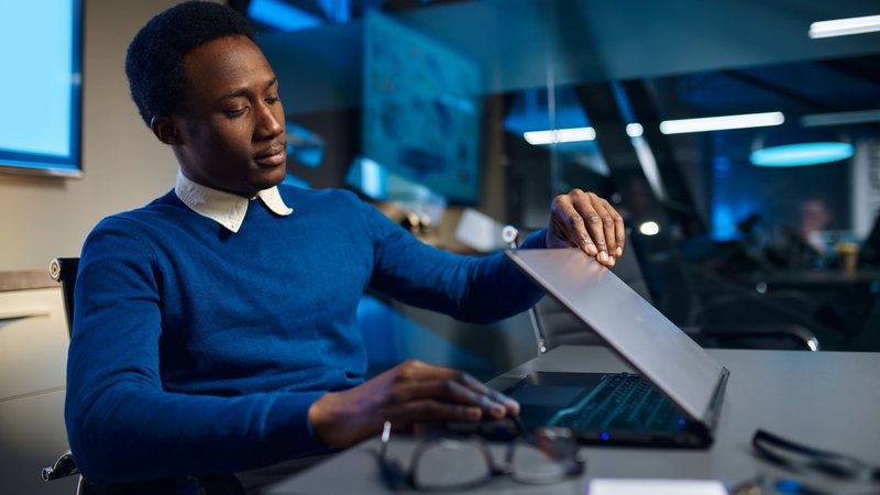 A área de tecnologia apresenta oportunidades para profissionais recém-graduados - Envato