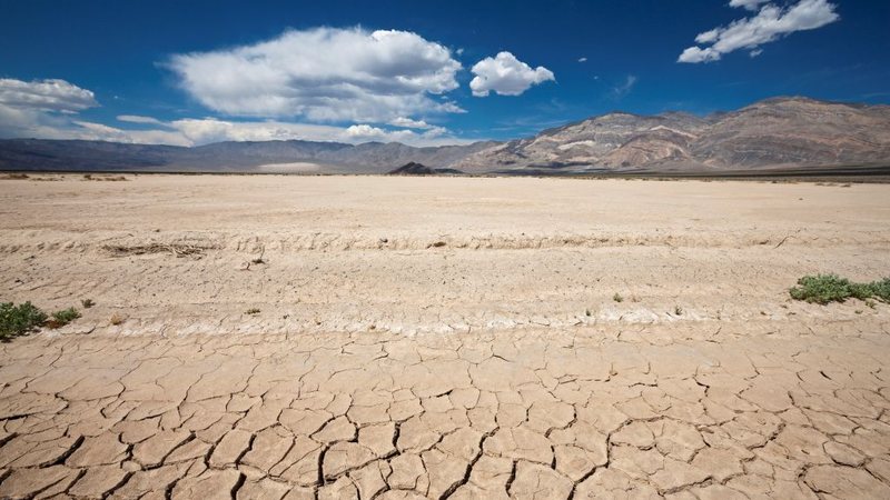 Entre os impactos previstos estão secas severas em vários continentes - Envato