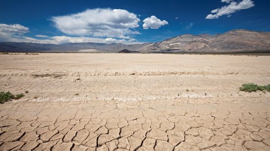 Entre os impactos previstos estão secas severas em vários continentes - Envato