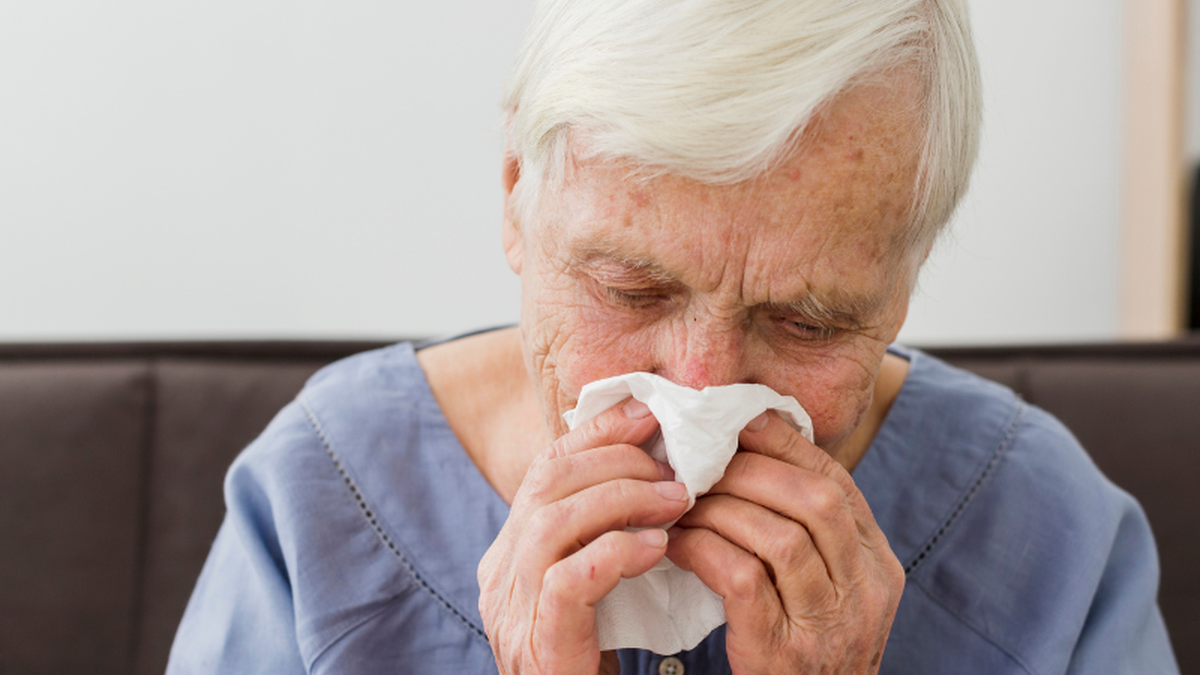 A mortalidade afeta de forma mais severa a população idosa, sendo liderada pela Covid-19 e pela influenza A - Freepik