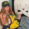 Colombiana postou um vídeo desfazendo a mala com itens em verde amarelo - Reprodução/Instagram @shakira