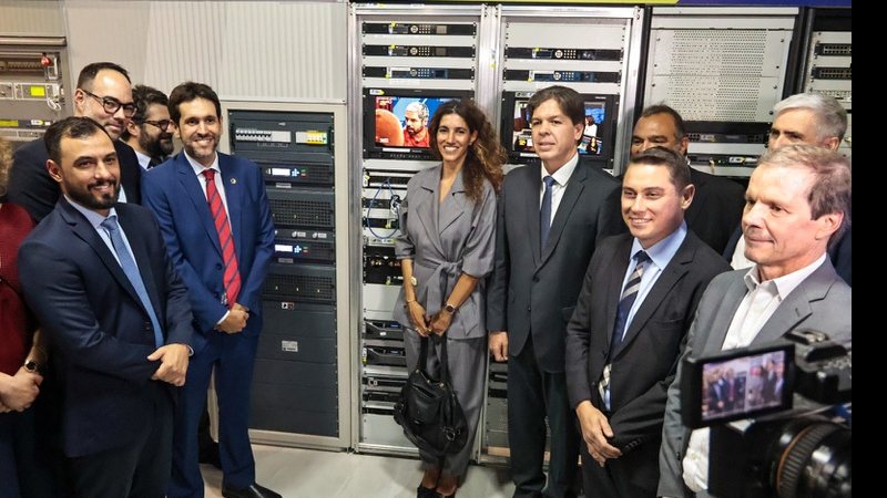 Autoridades durante a inauguração da estação de testes da TV 3.0 em Brasília, em frente ao transmissor - Lucas Bolzan / Anatel