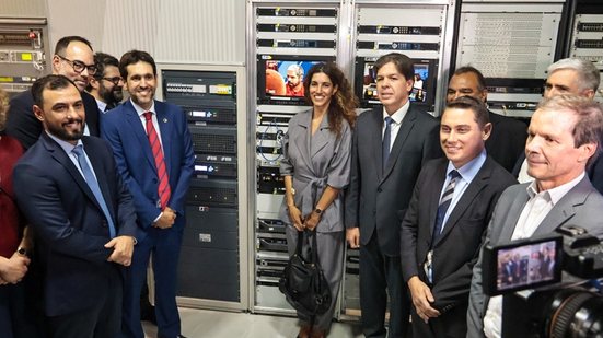 Autoridades durante a inauguração da estação de testes da TV 3.0 em Brasília, em frente ao transmissor - Lucas Bolzan / Anatel