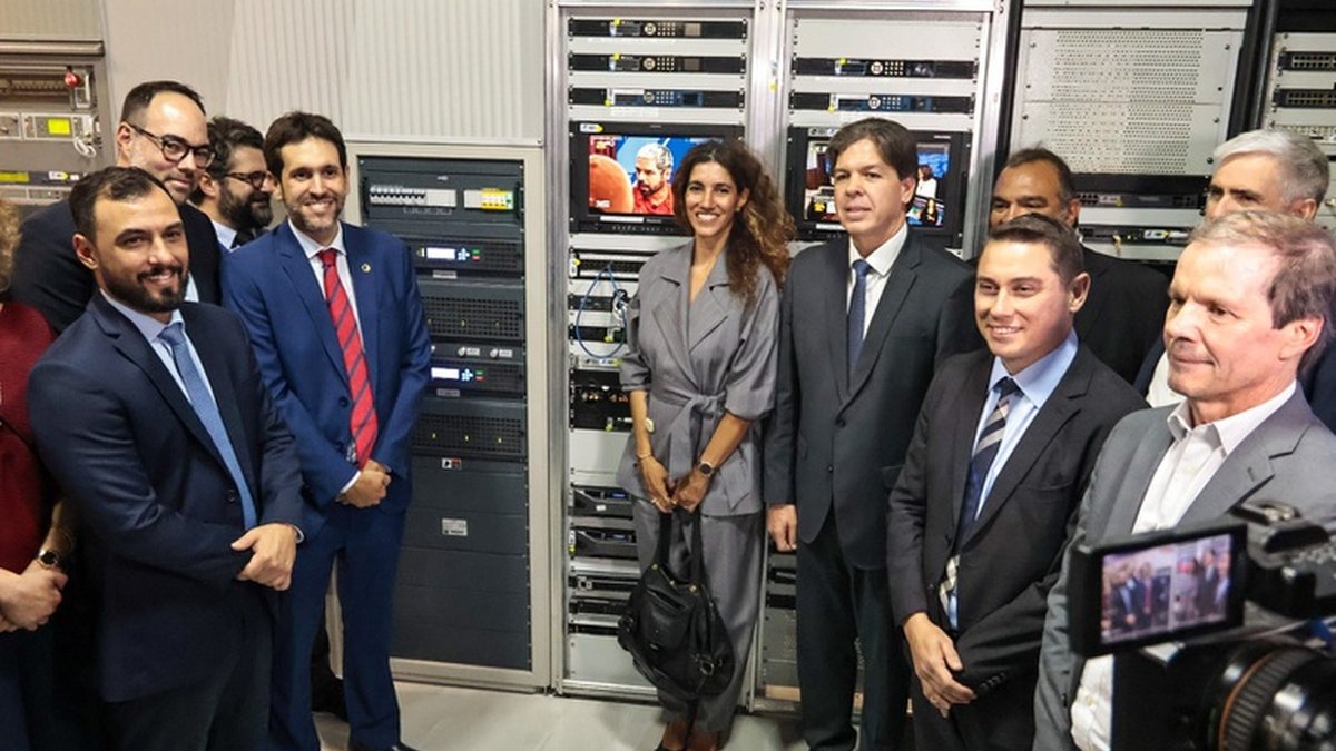 Autoridades durante a inauguração da estação de testes da TV 3.0 em Brasília, em frente ao transmissor - Lucas Bolzan / Anatel