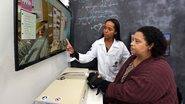 Paciente de um CER passando por um tratamento que utiliza um jogo de cozinha - Renato Pinheiro / Prefeitura de São Paulo
