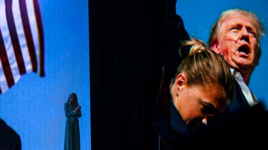 Foto de Donald Trump após atentado durante a campanha presidencial de 2024 - Daniel Torok/The White House