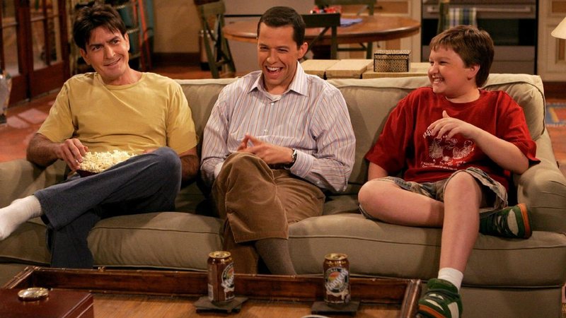 Cena da série 'Two and A Half Men', que fez sucesso nos anos 2000 - Divulgação