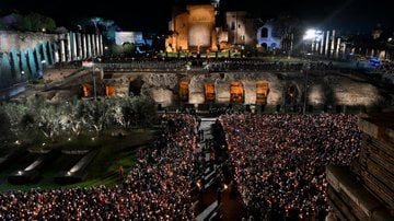 Milhares acompanharam a celebração da Via Crucis ao redor do Coliseu, em Roma - Vatican Media