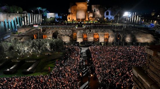 Milhares acompanharam a celebração da Via Crucis ao redor do Coliseu, em Roma - Vatican Media