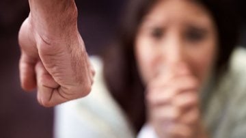 70% das mulheres pesquisadas consideram a vergonha como uma das principais barreiras para buscar ajuda - Envato