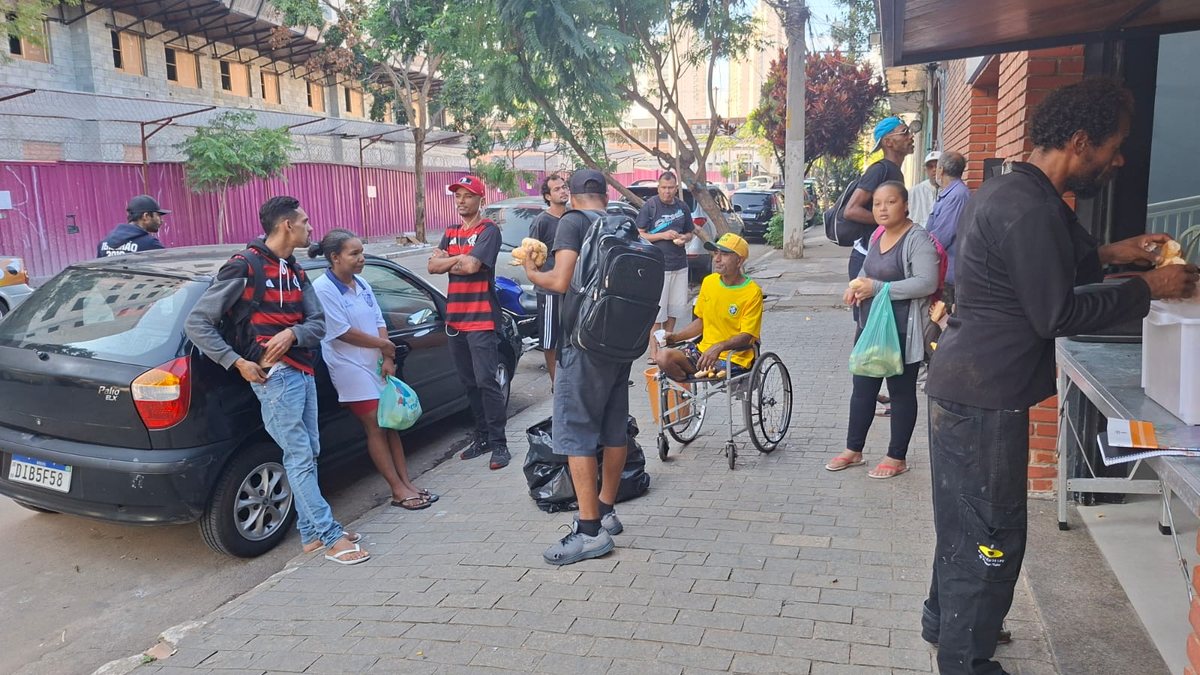 Moradores em situação de rua são atendidos na Paróquia São Miguel do Arcanjo, em São Paulo - Foto:Marcel Naves/VIVA