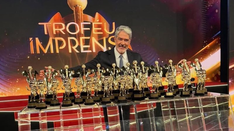 William Bonner com seus 33 Troféus Imprensa, acumulados durante 29 anos de Jornal Nacional - Reprodução/Instagram/William Bonner