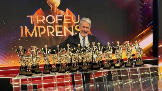 William Bonner com seus 33 Troféus Imprensa, acumulados durante 29 anos de Jornal Nacional - Reprodução/Instagram/William Bonner