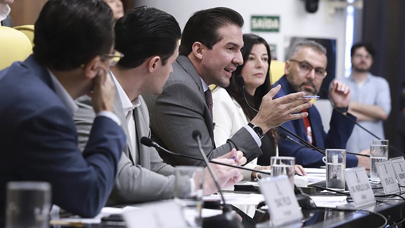 O presidente da CPI, vereador Rubinho Nunes (UNIÃO), anuncia o fim dos trabalhos da comissão - Foto: Lucas Bassi | REDE CÂMARA SP