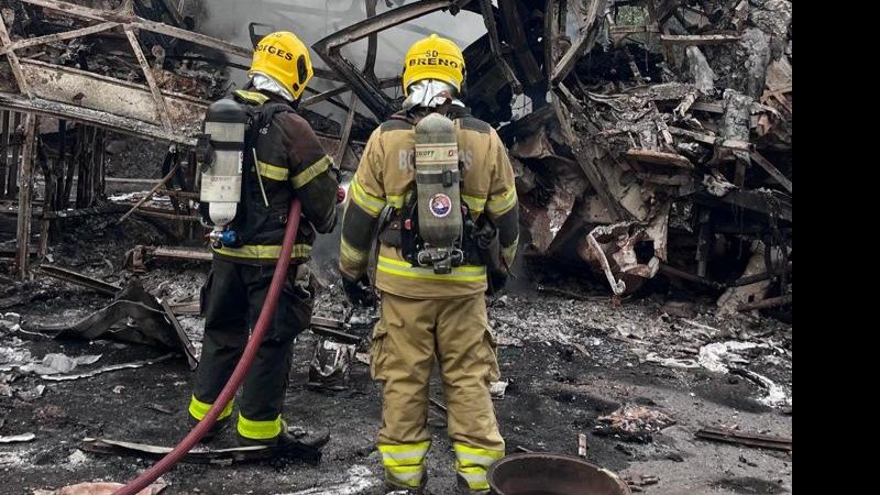 Ônibus e carreta pegam fogo após batida na BR-251 deixando mortos e feridos no Norte de MG - Corpo de Bombeiros Militar do Estado de Minas Gerais/Divulgação