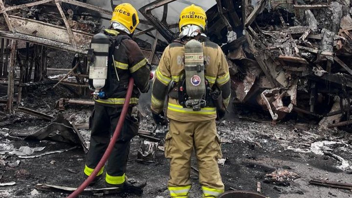 Ônibus e carreta pegam fogo após batida na BR-251 deixando mortos e feridos no Norte de MG - Corpo de Bombeiros Militar do Estado de Minas Gerais/Divulgação