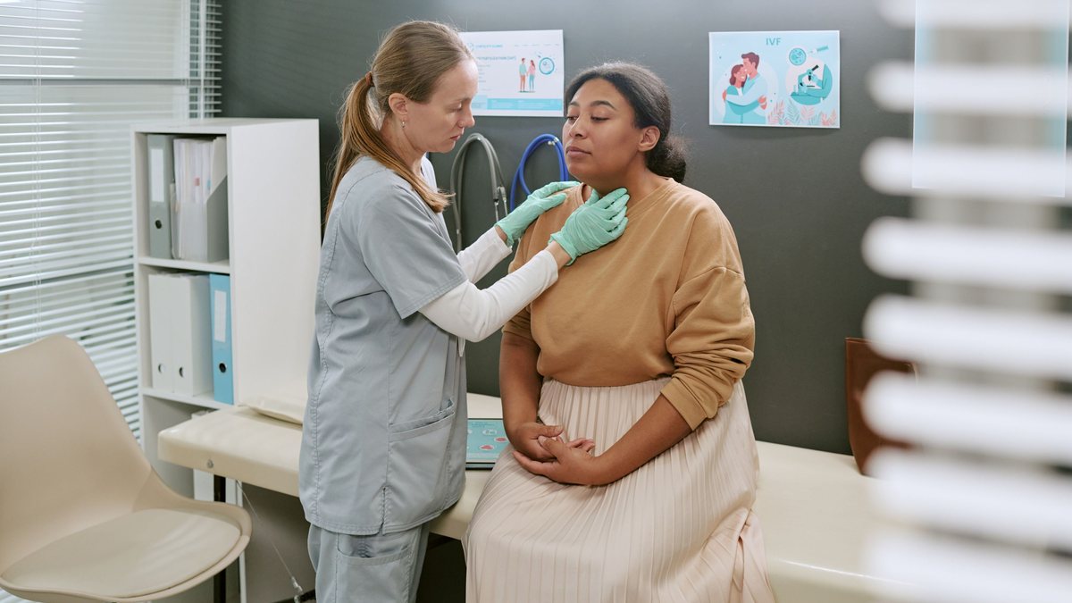 A tireoide é uma glândula localizada na região do pescoço e responsável pela produção de hormônios essenciais para o funcionamento do organismo - AdobeStock