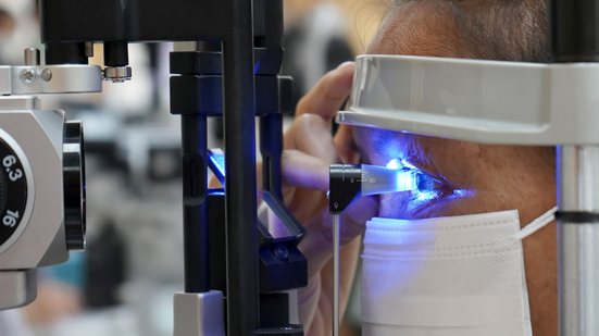 O exame de tonometria é o procedimento oftalmológico mais utilizado para medir a pressão intraocular e averiguar risco de glaucoma - AdobeStock