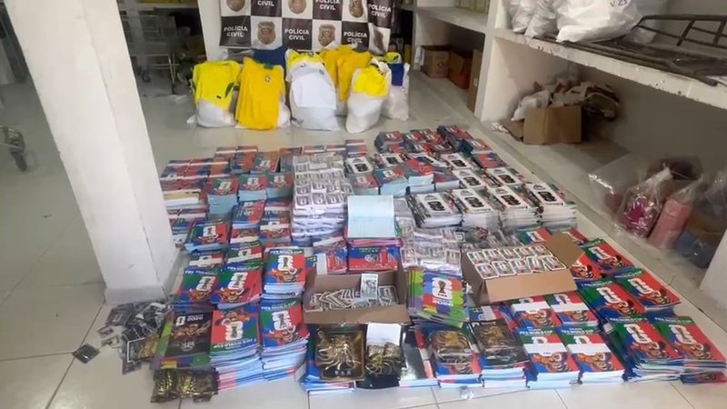 Cerca de 2 mil camisas falsificadas de seleções que vão disputar o torneio também foram confiscadas - Divulgação/Governo de SP