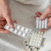Na prática, a automedicação e o uso de antibióticos para tratar infecções virais, como a gripe, são erros graves - Adobe Stock