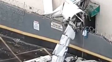 Imagens de redes sociais mostram destroços da aeronave ao lado do prédio - Reprodução/@XNewsBrasil via X