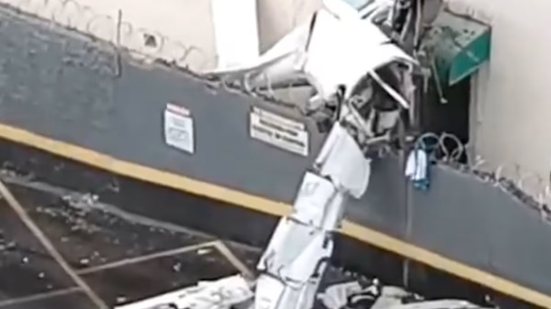 Imagens de redes sociais mostram destroços da aeronave ao lado do prédio - Reprodução/@XNewsBrasil via X