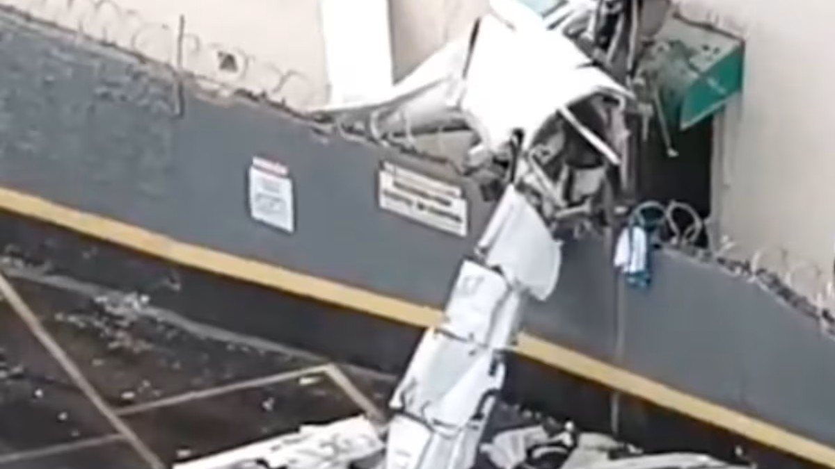 Imagens de redes sociais mostram destroços da aeronave ao lado do prédio - Reprodução/@XNewsBrasil via X