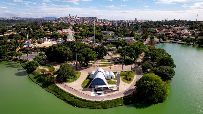 Na capital mineira, 65% das famílias tinham alguma conta vencida no começo deste ano - Adobe Stock