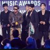 O grupo sul-coreano BTS recebendo prêmio no palco do AMAs - Reprodução/Instagram @amas