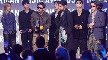 O grupo sul-coreano BTS recebendo prêmio no palco do AMAs - Reprodução/Instagram @amas