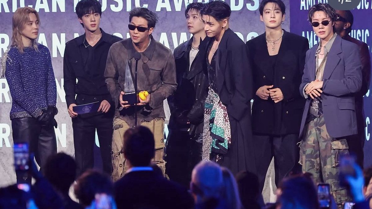O grupo sul-coreano BTS recebendo prêmio no palco do AMAs - Reprodução/Instagram @amas