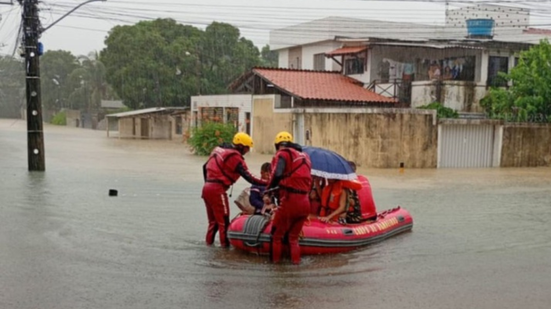 Região vem sofrendo com tempestades nos últimos dias que deixaram ao menos quatro mortos em Pernambuco e dois na Paraíba - CBM/PE