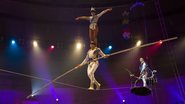Artistas de circo se apresentam em número de equilíbrio sobre corda bamba - Envato