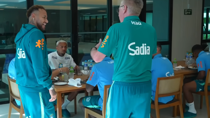 Neymar é recebido na Granja Comary pelo técnico Carlo Ancelotti - Reprodução / CBF TV