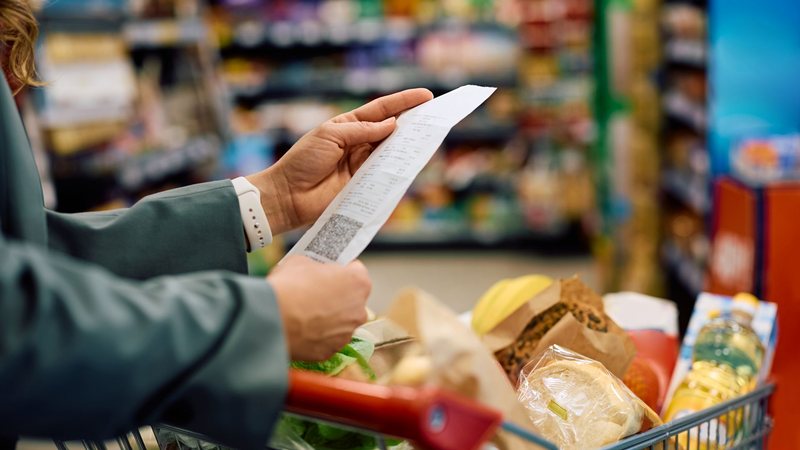 Alimentação é apontada como o principal gasto das famílias - Adobe Stock