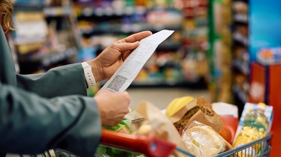 Alimentação é apontada como o principal gasto das famílias - Adobe Stock